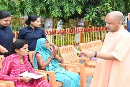 Gorakhpur में सीएम योगी का जनता दर्शन