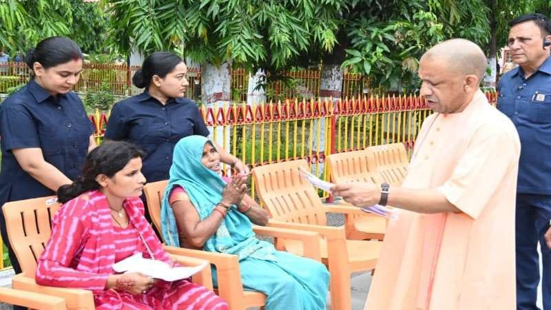 Gorakhpur में सीएम योगी का जनता दर्शन
