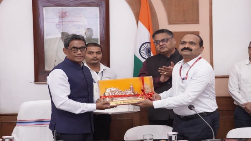 मुख्य सचिव प्रत्यय अमृत ने अपर मुख्य सचिव बी. राजेन्दर को दी भावभीनी विदाई, प्रशासनिक योगदान को बताया प्रेरणादायी