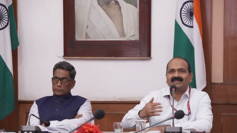 मुख्य सचिव प्रत्यय अमृत ने अपर मुख्य सचिव बी. राजेन्दर को दी भावभीनी विदाई, प्रशासनिक योगदान को बताया प्रेरणादायी