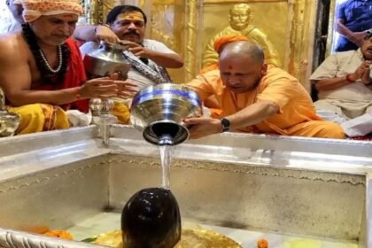 Sawan 2026: सावन के पहले दिन बाबा काशी विश्वनाथ के दर्शन को उमड़ी भीड़, CM योगी आदित्यनाथ ने किया जलाभिषेक