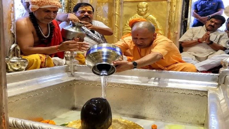 Sawan 2026: सावन के पहले दिन बाबा काशी विश्वनाथ के दर्शन को उमड़ी भीड़, CM योगी आदित्यनाथ ने किया जलाभिषेक