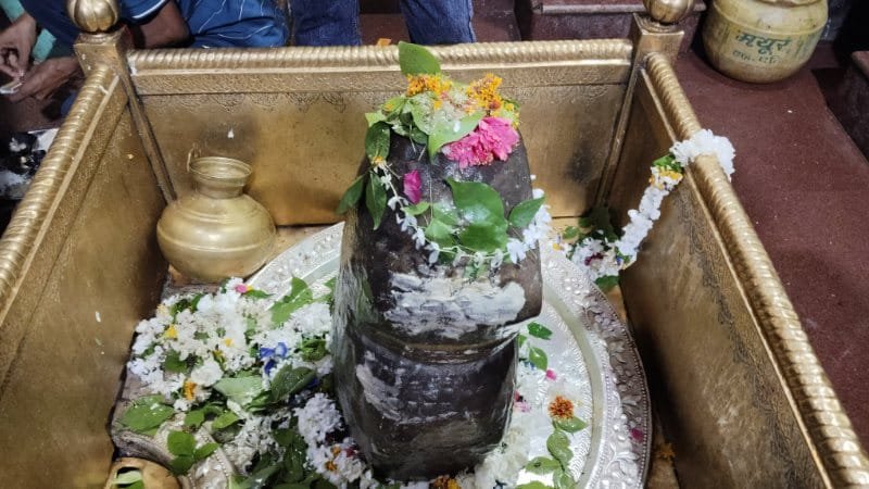 पूर्वांचल का अनोखा शिवधाम: जहां कुएं में 15 फीट नीचे विराजमान हैं महादेव, श्रद्धालु उतरकर करते हैं जलाभिषेक