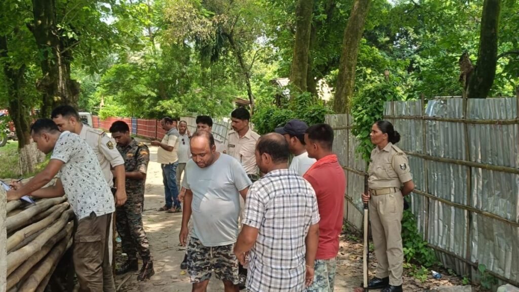 पोठिया बाजार में चाकूबाजी के बाद पुलिस जांच करती हुई