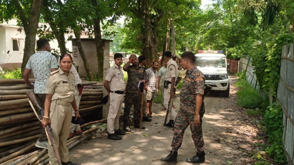पोठिया बाजार में चाकूबाजी के बाद पुलिस जांच करती हुई