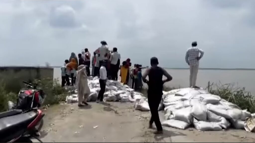 बगहा के रेवहिया गांव में गंडक नदी के कटाव से घर नदी में समाए