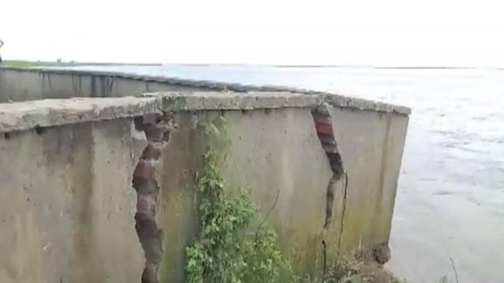 बगहा के रेवहिया गांव में गंडक नदी के कटाव से घर नदी में समाए
