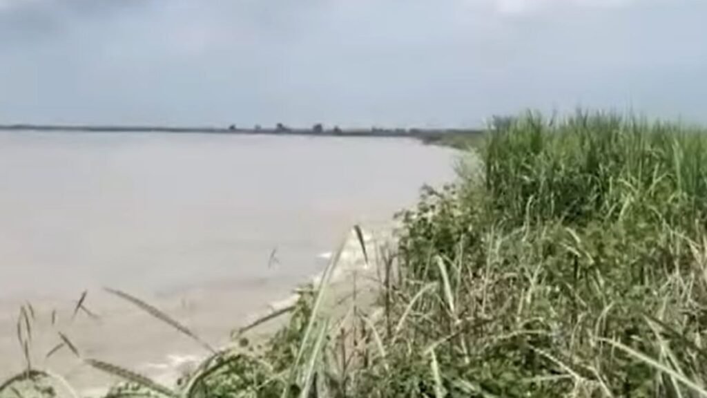 बगहा के रेवहिया गांव में गंडक नदी के कटाव से घर नदी में समाए