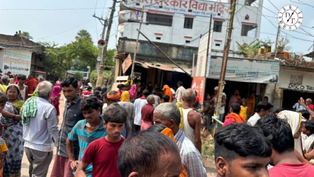 बिदुपुर में सड़क हादसे में युवक की मौत के बाद आक्रोशित ग्रामीणों ने शव रखकर सड़क जाम किया।