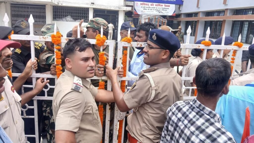 मगध विश्वविद्यालय सीनेट बैठक में एबीवीपी छात्रों का विरोध प्रदर्शन