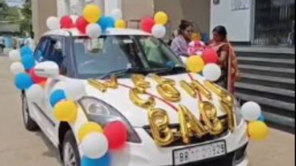 मुंगेर में बेटी के जन्म पर फूल और गुब्बारों से सजी कार