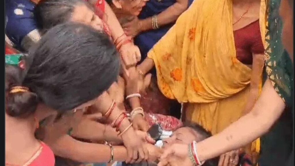 लखीसराय के अशोक धाम में भगदड़ के बाद श्रद्धालुओं की भीड़