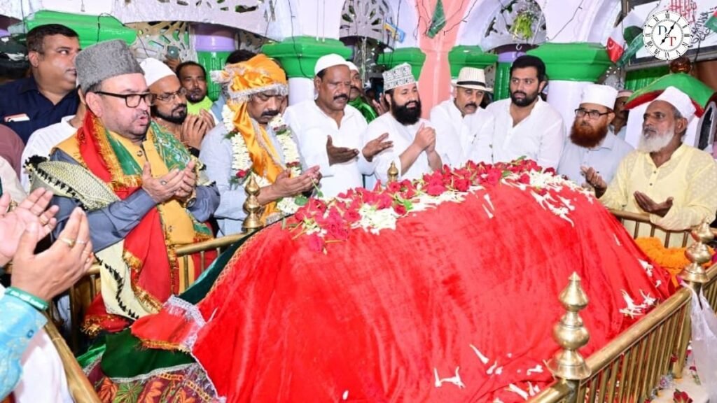 मुख्यमंत्री हेमंत सोरेन रांची के डोरंडा स्थित हजरत कुतुबुद्दीन रिसालदार बाबा