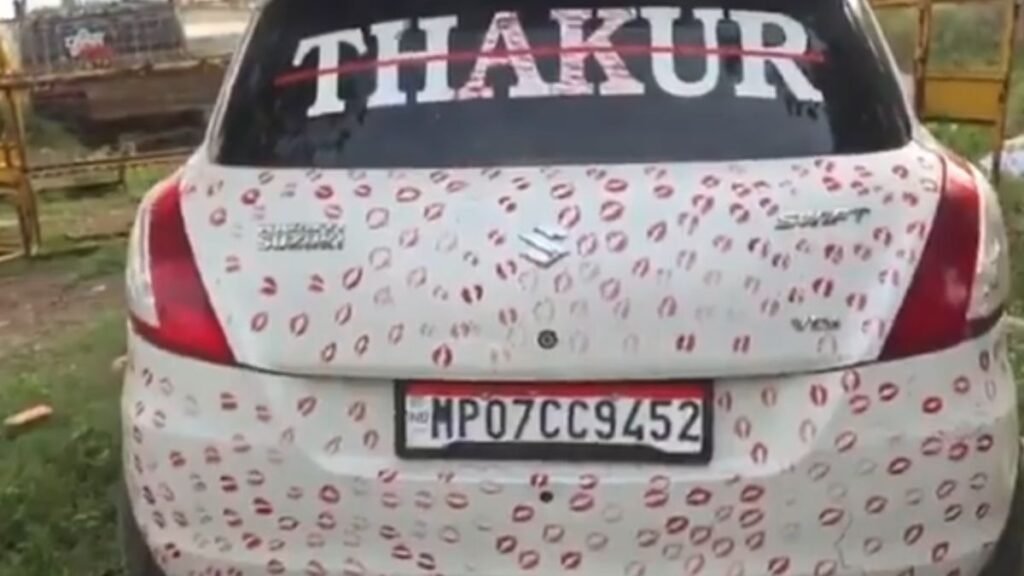ग्वालियर में लिपस्टिक के करीब 3400 Kiss Marks वाली कार सोशल मीडिया पर वायरल हुई।