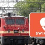Swiggy Search by Train फीचर से ट्रेन में खाना ऑर्डर करते यात्री