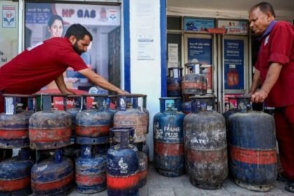 Commercial LPG Price Cut: अगस्त की शुरुआत में राहत, 19 किलो कमर्शियल गैस सिलेंडर हुआ सस्ता, घरेलू उपभोक्ताओं को इंतजार