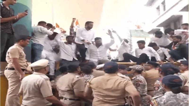 E20 पेट्रोल के विरोध में नागपुर में युवा कांग्रेस का प्रदर्शन, नितिन गडकरी के आवास की ओर बढ़े कार्यकर्ता; कई हिरासत में