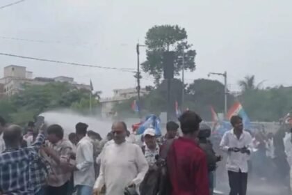 पेपर लीक के विरोध में पटना में छात्रों का प्रदर्शन, वाटर कैनन चला