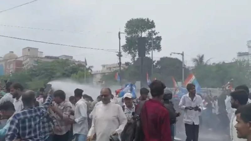 पेपर लीक के विरोध में पटना में छात्रों का प्रदर्शन, वाटर कैनन चला