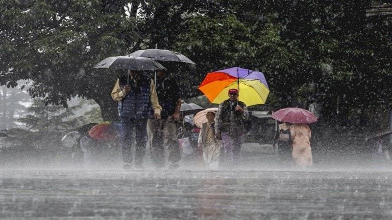 IMD Rain Alert: दिल्ली, बिहार समेत कई राज्यों में भारी बारिश की चेतावनी, अगले 24 घंटे रहें सतर्क
