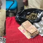 भोजपुर के इसाढ़ी गांव में पान गुमटी से 122 ग्राम गांजा बरामद करती पुलिस