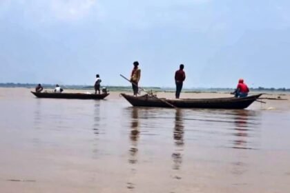 पटना में गंगा स्नान के दौरान दो युवक डूबे, SDRF का सर्च ऑपरेशन