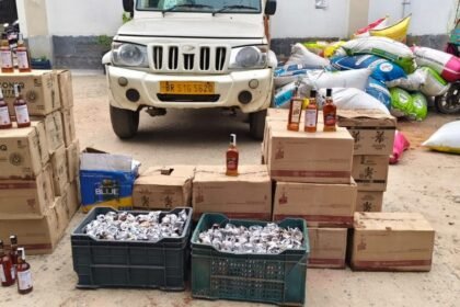 मुंगेर में लकड़ी के अंदर छिपाकर ले जाई जा रही 297.75 लीटर शराब बरामद