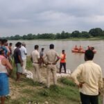अरवल के सोन नदी में डूबे बच्चों की तलाश करते ग्रामीण और प्रशासनिक टीम