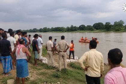 अरवल के सोन नदी में डूबे बच्चों की तलाश करते ग्रामीण और प्रशासनिक टीम