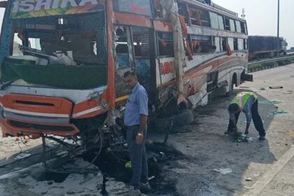 औरंगाबाद के बारुण में एनएच-19 पर पर्यटकों से भरी बस पलटने के बाद का दृश्य