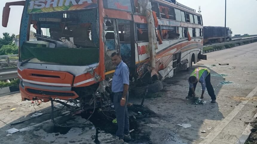 औरंगाबाद के बारुण में एनएच-19 पर पर्यटकों से भरी बस पलटने के बाद का दृश्य