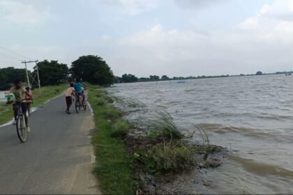 नवगछिया में बढ़े गंगा के जलस्तर से तटबंध के पांव तक पहुंचा पानी