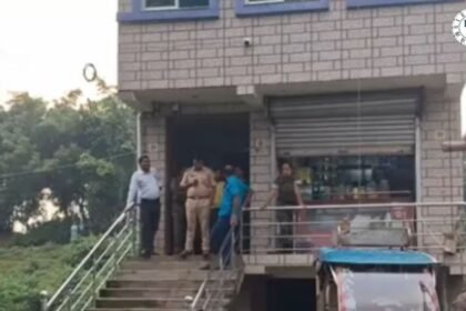 जमुई में पुलिस की बड़ी कार्रवाई, भारी मात्रा में प्रतिबंधित कफ सिरप बरामद, 2 गिरफ्तार