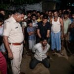 डेहरी के मणिनगर में चोरी के आरोपी को पकड़ने के बाद जुटे ग्रामीण