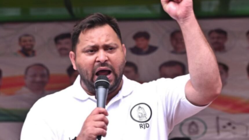 तेजस्वी यादव के राजभवन मार्च के दौरान तिरंगा लिए RJD कार्यकर्ता और पटना में तैनात सुरक्षा बल
