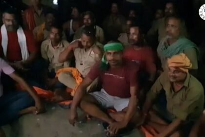 दीदारगंज के महुली में ट्रक चालक की मौत के बाद बोरा गोदाम के बाहर जुटे लोग