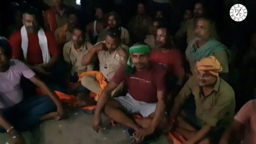 दीदारगंज के महुली में ट्रक चालक की मौत के बाद बोरा गोदाम के बाहर जुटे लोग