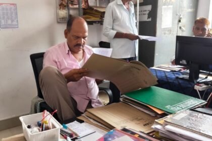 धरहरा अंचल कार्यालय के लिपिक का 500 रुपये लेते वीडियो वायरल