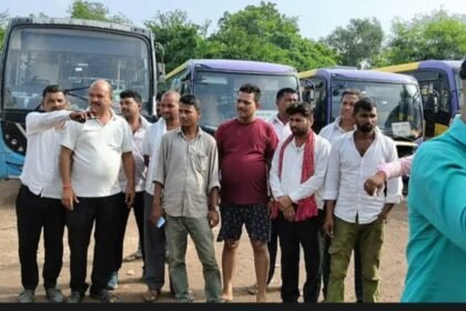 बिहारशरीफ में सरकारी बस कर्मचारियों का चक्का जाम