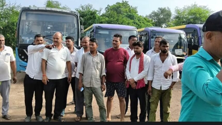 बिहारशरीफ में सरकारी बस कर्मचारियों का चक्का जाम