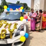 मुंगेर में बेटी के जन्म पर फूल और गुब्बारों से सजी कार