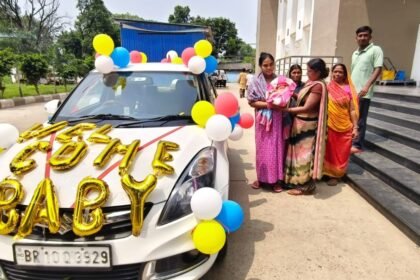 मुंगेर में बेटी के जन्म पर फूल और गुब्बारों से सजी कार