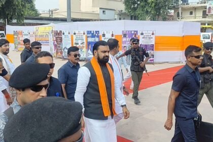 मुख्यमंत्री सम्राट चौधरी थावे मां भवानी मंदिर में पूजा-अर्चना करते हुए