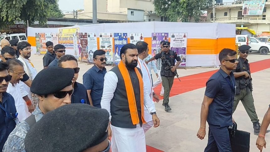 मुख्यमंत्री सम्राट चौधरी थावे मां भवानी मंदिर में पूजा-अर्चना करते हुए