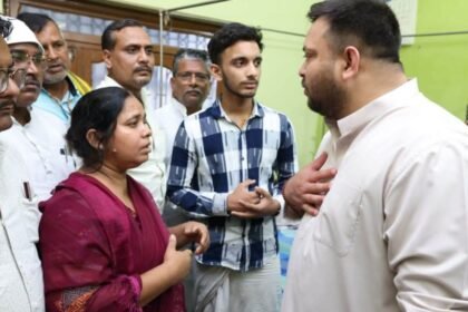 रामनरेश राय हत्याकांड के पीड़ित परिवार से मिलते तेजस्वी यादव