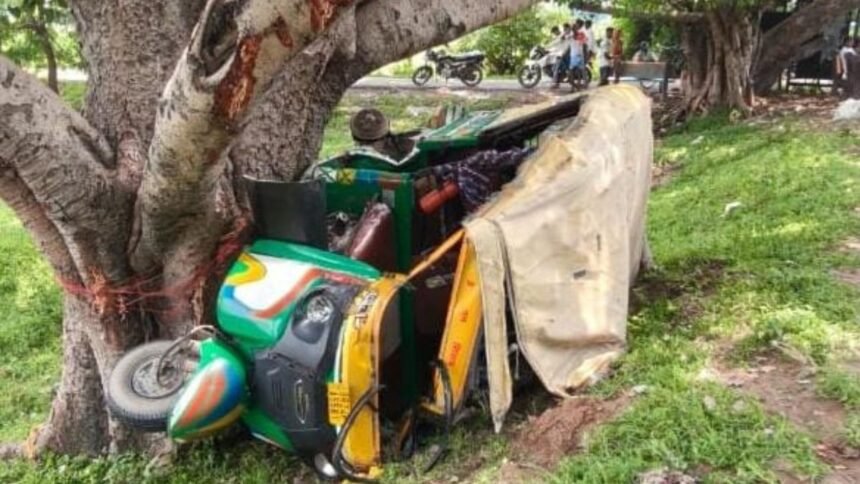 सासाराम तिलौथू मार्ग पर सड़क हादसे में क्षतिग्रस्त ऑटो
