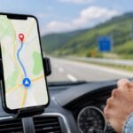 स्मार्टफोन पर Google Maps देखते हुए यात्रा करता व्यक्ति