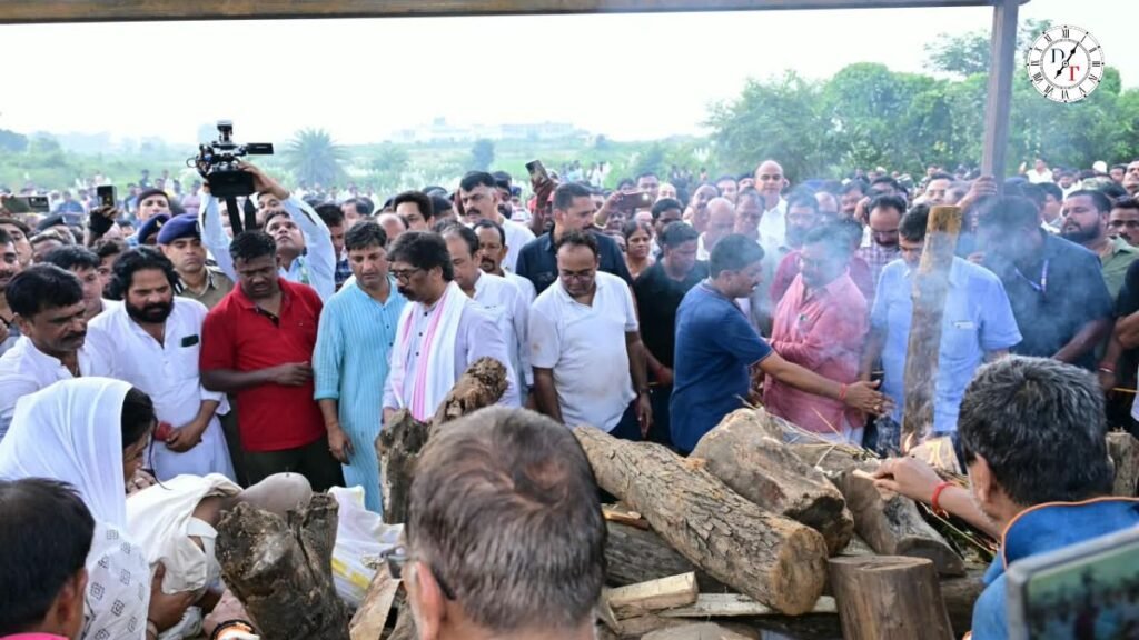 गिरिडीह में दिवंगत मंत्री सुदिव्य कुमार सोनू की अंतिम यात्रा में शामिल मुख्यमंत्री हेमंत सोरेन।