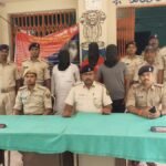 अहियातपुर में पुलिस छापेमारी के दौरान बरामद देशी कट्टा और कारतूस