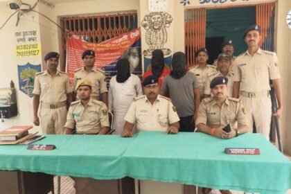 अहियातपुर में पुलिस छापेमारी के दौरान बरामद देशी कट्टा और कारतूस